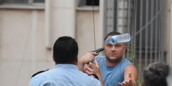 Tabancasını çekip başına dayadı