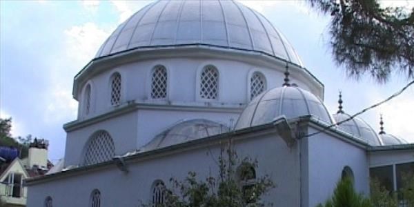 Caminin paratoner kablosunu çaldılar