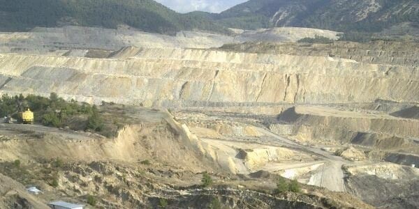 Kömür yatağındaki göçük karayolunu tehdit ediyor