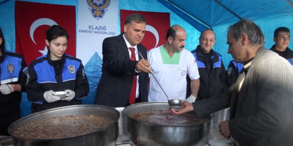 Elazığ İl Emniyet Müdürlüğü vatandaşlara aşure dağıttı