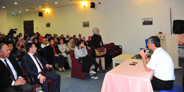 Vali Bektaş, Kariyer Günleri'nde öğrencilerle bir araya geldi