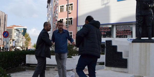 Üzerine benzin döküp kendisini yakmak istedi