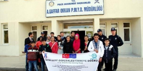 Öğrencilere polis okulu gezisi