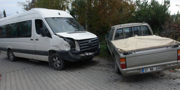 Öğrenci servisi kaza yaptı: 9 yaralı