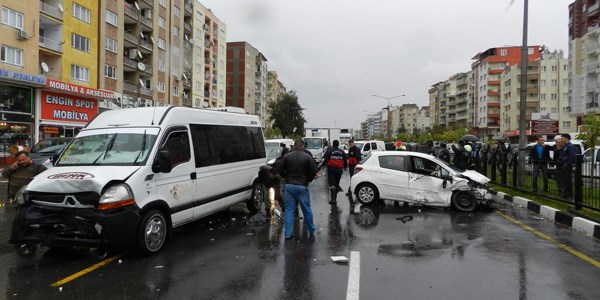 Manisa'da ya�mur beraberinde kaza getirdi