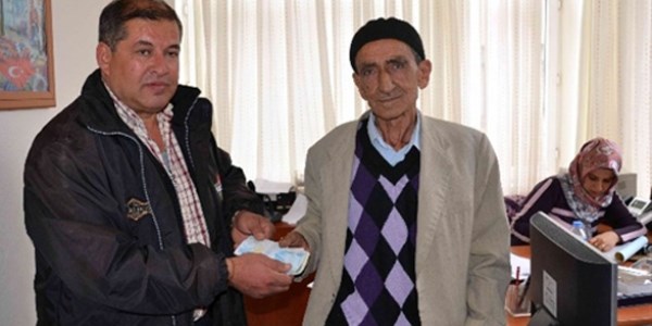 Yolda bulduğu servet dolu poşeti sahibine teslim etti