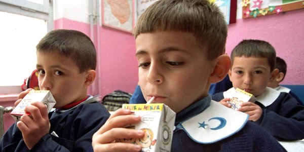 Okul sütü ihalesinde en düşük teklifi veren firma