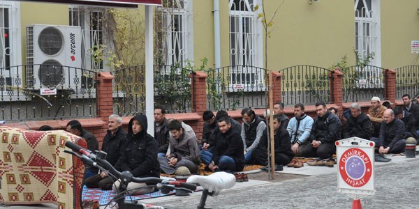 Yağmur altında Cuma namazı