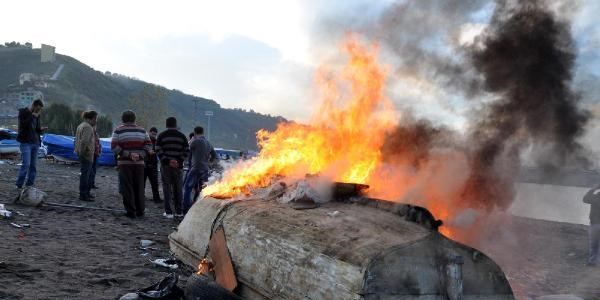Balıkçılar kayığı yaktı, barınak yıkımı ertelendi