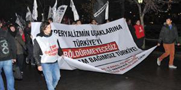 Siyah çelenkli yürüyüş