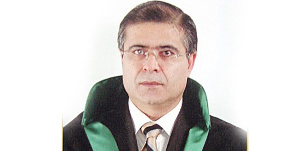 Kaçan kocaya 'hakim' oldu