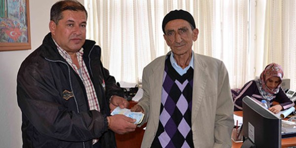 1 milyon liras�n� bulup getiren adama 100 lira verdi