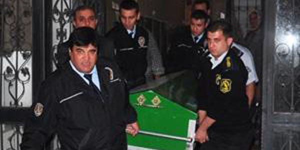 Merdivende ölü bulundu