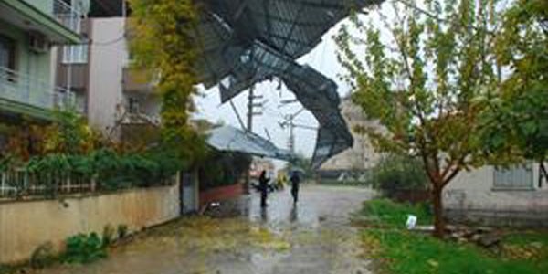 İzmir'de fırtına çatı uçurdu