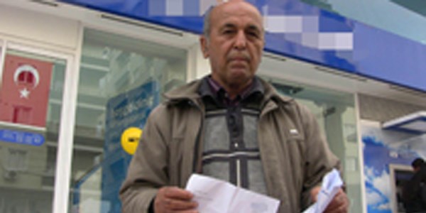 Banka önünde çıplak eylem yaptı alacaklı çıktı