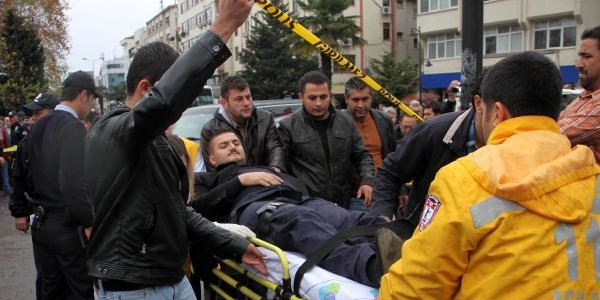 Adliye ��k���nda silahl� kavga: 1 yaral�