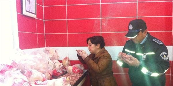 Şahinbey zabıtası kokmuş tavuk etini imha etti