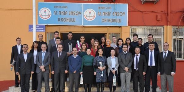 Silopi'de polis öğretmenlere çiçek dağıttı
