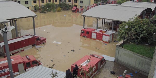 �tfaiye ekibi sel sular�ndan kendini kurtard�