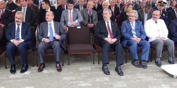 Bakan�n yapt��� a��l��a dekan sandaletle geldi