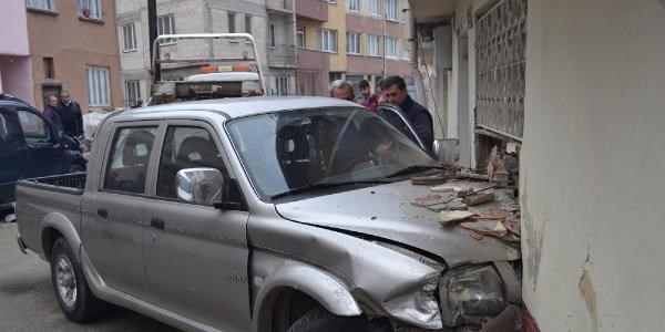 Kamyonet eve girdi, ev sahibi kıl payı kurtuldu