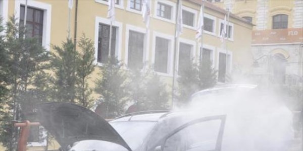 Otomobili alev alan kadın sürücü ağladı