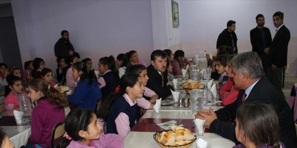 Vali Tekinarslan k�z ��rencilerle yemek yedi
