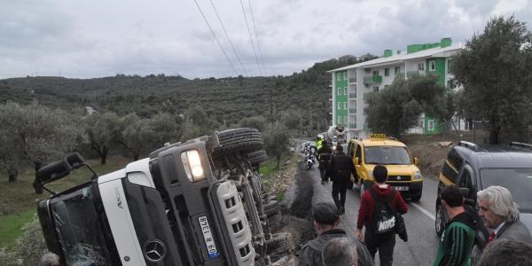 Çöken Asfalt Beton Mikserini Devirdi