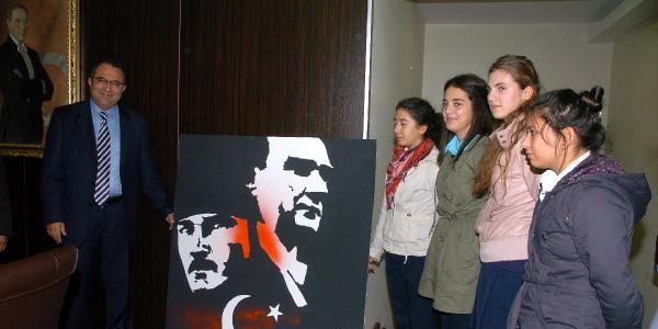 Validen, 'Atatürk' oratoryosu için öğrencilere başarı belgesi