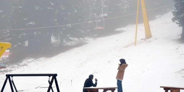 Uludağ'a erken yağan kar arapları şaşırttı