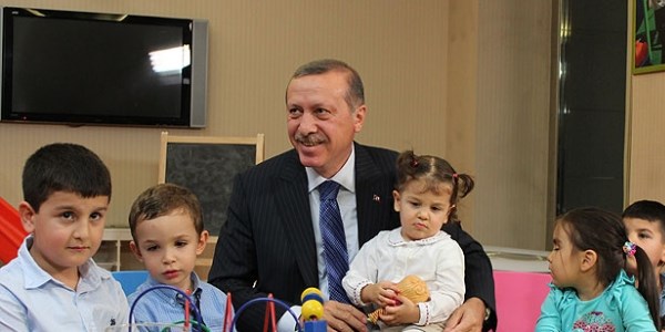 Erdoğan çocuk oyun alanını gezdi
