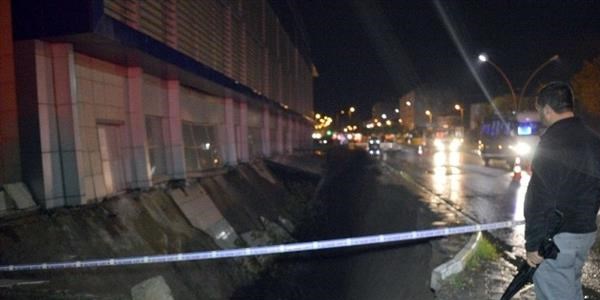 Avm'nin �stinat Duvar� A��r� Ya��� Nedeniyle ��kt�