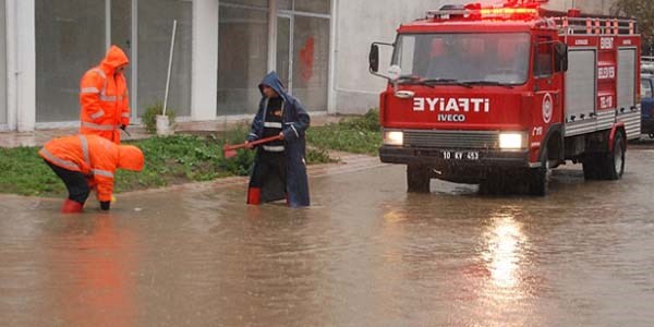 Edremit'te kapalı otopark çöktü