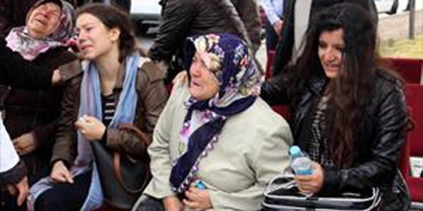 Polisin cenaze t�reninde annesi ve k�z� y�rek da�lad�