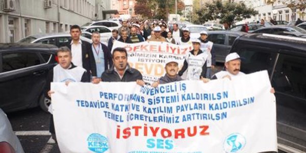 Sağlık çalışanlarından performans eylemi