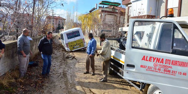 ��renci servisi kanalizasyon �ukuruna sapland�