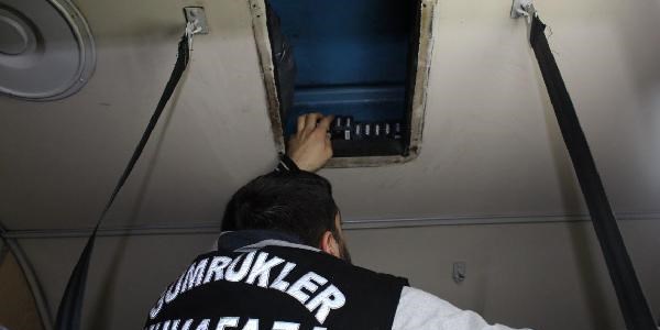 Kompart�man tavan�nda ka�ak sigara ��kt�