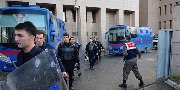 İzmir Adliyesi'nde mahkumlar olay çıkardı: 3 astsubay hafif yaralı