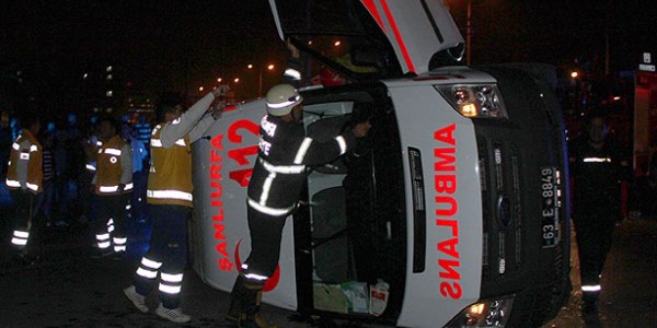 Ambulans ile otomobil çarpıştı: 7 yaralı