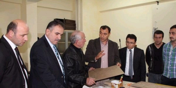 Hünerli eller ahşapta parlıyor