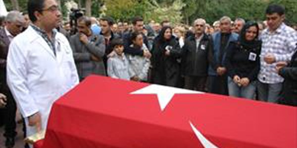 Öldürülen doktor gözyaşları arasında uğurlandı