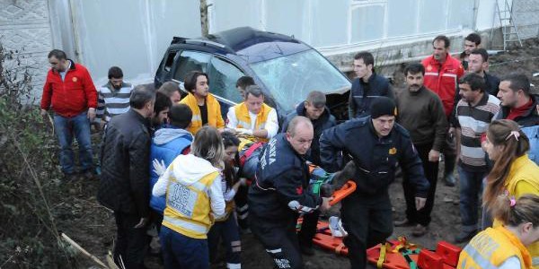 Tır, emniyet şeridindeki otomobile çarptı: 1 ölü, 1 yaralı