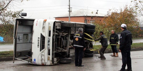 Midibüs devrildi: 5 yaralı