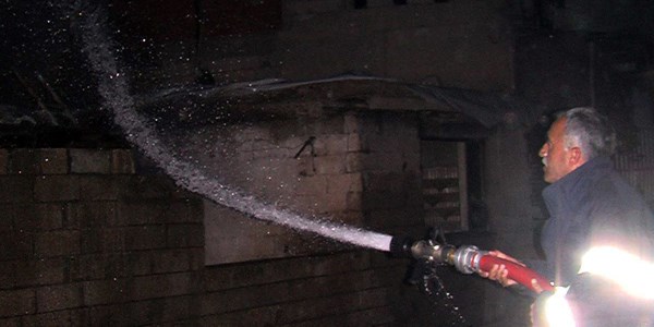 Toprak ev, bir g�n arayla iki defa yand�