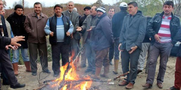 Ellerinde sopalarla köy girişini kapattılar