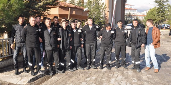 İşten çıkarılan 25 güvenlik görevlisi duruma tepki gösterdi