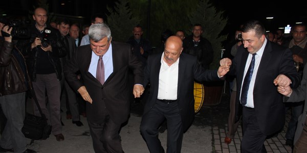 Sözleşme töreninde başkanlar halay çekti