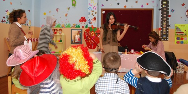 İlk kez duydukları keman sesinden büyülendiler