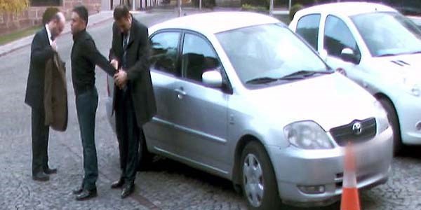 K��k'e silahla girmek isterken yakaland�/Video