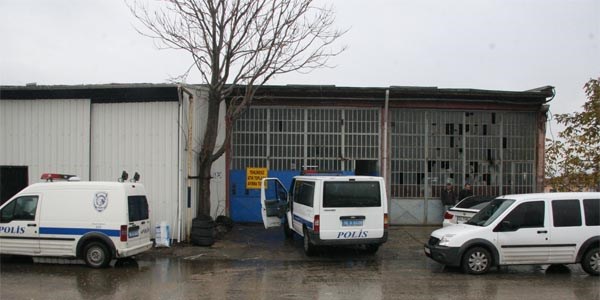 Alarm sistemini patlat�p �elik kasay� �ald�lar